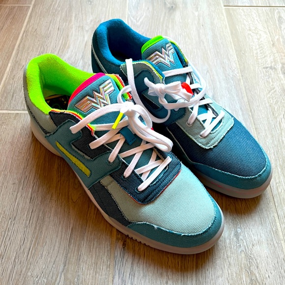 Reebok Workout Plus DC Wonder Woman Size 12M - Picture 2 of 8